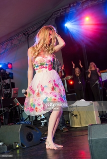 Joss Stone feet photo thumbnail