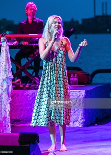Joss Stone feet photo thumbnail