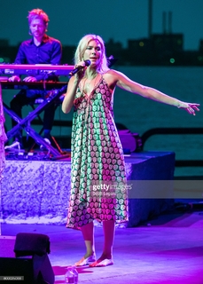 Joss Stone feet photo thumbnail