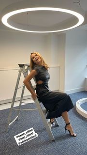 Amanda Holden feet photo thumbnail