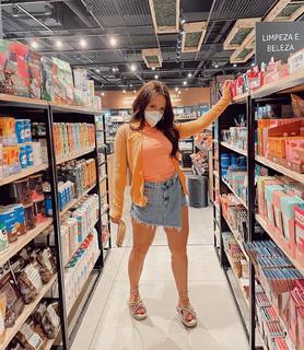 Larissa Manoela feet photo thumbnail
