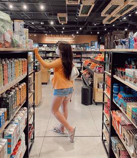 Larissa Manoela feet photo thumbnail