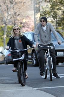 Kirsten Dunst feet photo thumbnail