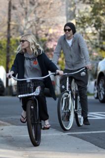 Kirsten Dunst feet photo thumbnail