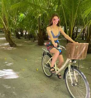 Anna Kendrick feet photo thumbnail