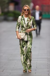 Amanda Holden feet photo thumbnail