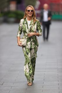 Amanda Holden feet photo thumbnail
