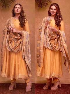 Huma Qureshi feet photo thumbnail