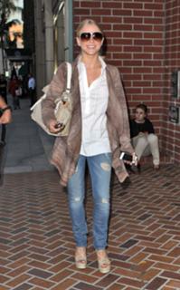 Julianne Hough feet photo thumbnail