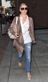 Julianne Hough feet photo thumbnail