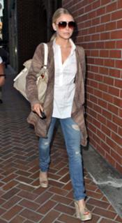 Julianne Hough feet photo thumbnail