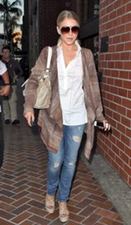 Julianne Hough feet photo thumbnail