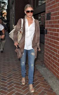 Julianne Hough feet photo thumbnail