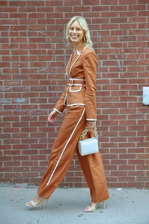 Karolina Kurkova feet photo thumbnail