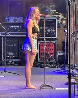 LeAnn Rimes feet photo thumbnail