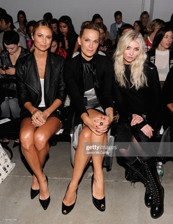 Molly Sims feet photo thumbnail