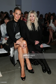 Molly Sims feet photo thumbnail