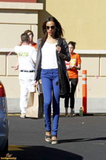 Zoe Saldana feet photo thumbnail