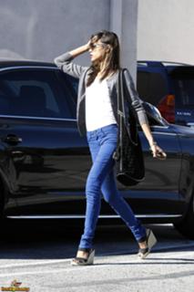 Zoe Saldana feet photo thumbnail