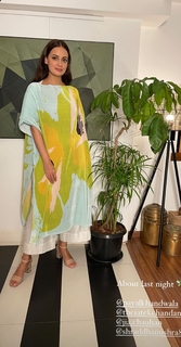 Dia Mirza feet photo thumbnail
