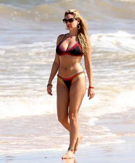 Kelly Brook feet photo thumbnail