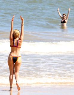 Kelly Brook feet photo thumbnail