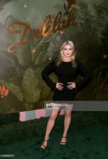Ariel Winter feet photo thumbnail