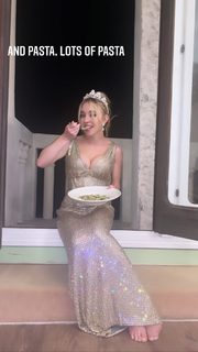 Sydney Sweeney feet photo thumbnail