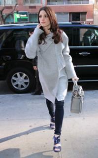 Ashley Greene feet photo thumbnail