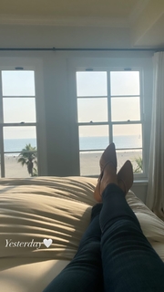 Molly Sims feet photo thumbnail