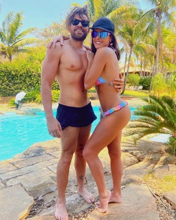 Deborah Secco feet photo thumbnail