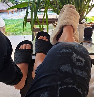 Nicole Neumann feet photo thumbnail