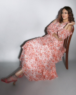 Sonakshi Sinha feet photo thumbnail
