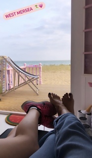 Denise Van Outen feet photo thumbnail