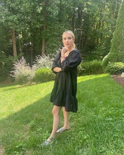Emma Roberts feet photo thumbnail
