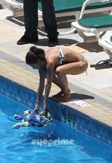 Selena Gomez feet photo thumbnail