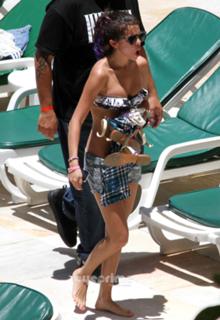 Selena Gomez feet photo thumbnail