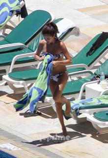 Selena Gomez feet photo thumbnail