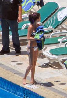 Selena Gomez feet photo thumbnail