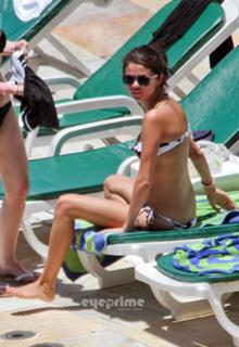 Selena Gomez feet photo thumbnail