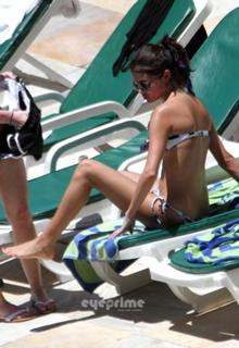 Selena Gomez feet photo thumbnail