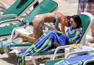 Selena Gomez feet photo thumbnail