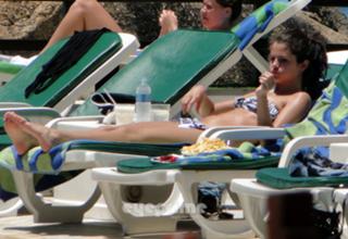 Selena Gomez feet photo thumbnail