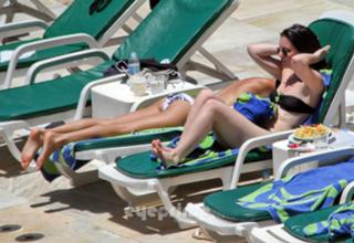 Selena Gomez feet photo thumbnail
