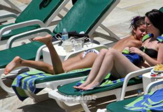 Selena Gomez feet photo thumbnail