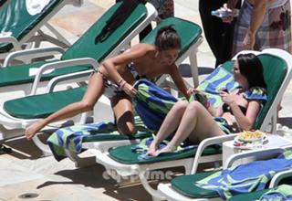 Selena Gomez feet photo thumbnail
