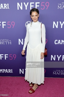 Katie Holmes feet photo thumbnail