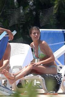 Elisabetta Canalis feet photo thumbnail
