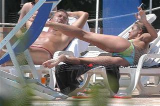 Elisabetta Canalis feet photo thumbnail