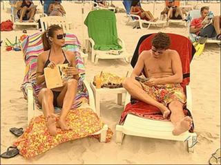 Elisabetta Canalis feet photo thumbnail